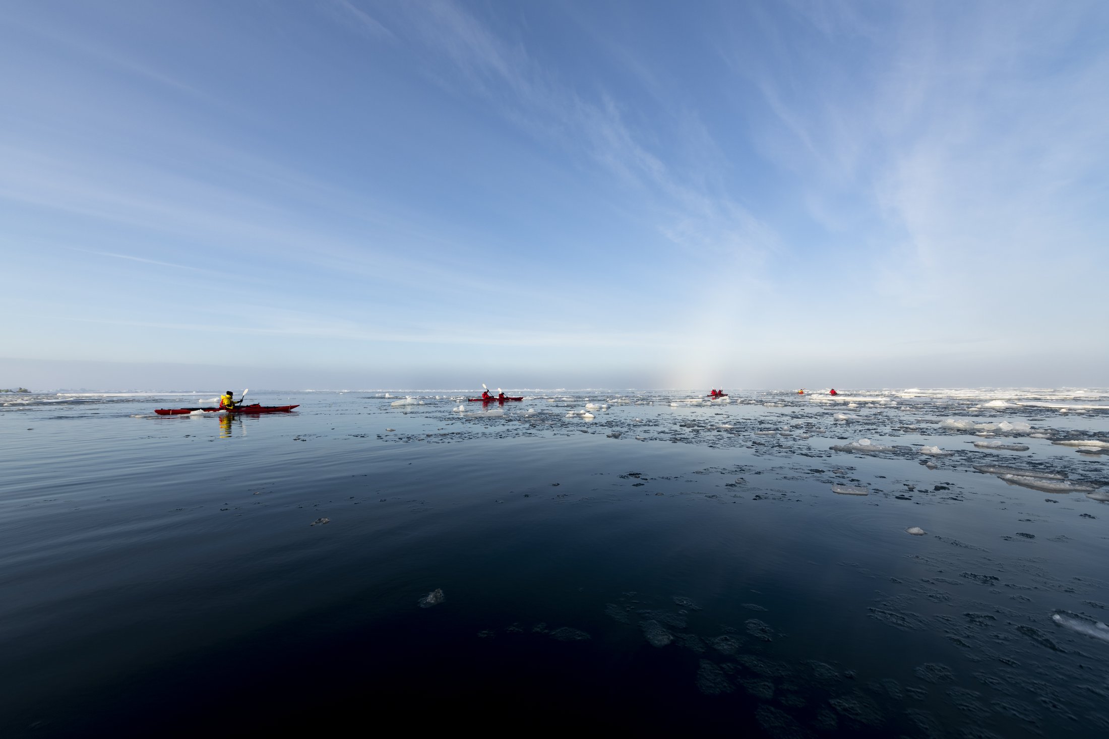 Kayak polaire entre les icebergs
